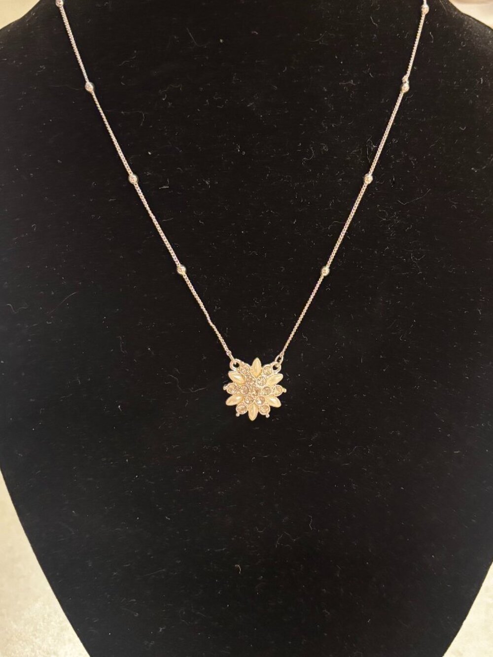 NWT Silver Snowflake Pendant Necklace Faux Pearl & Rhinestone Winter